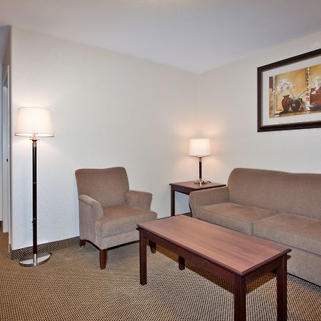 Holiday Inn Express & Suites Whitecourt By Ihg Room photo