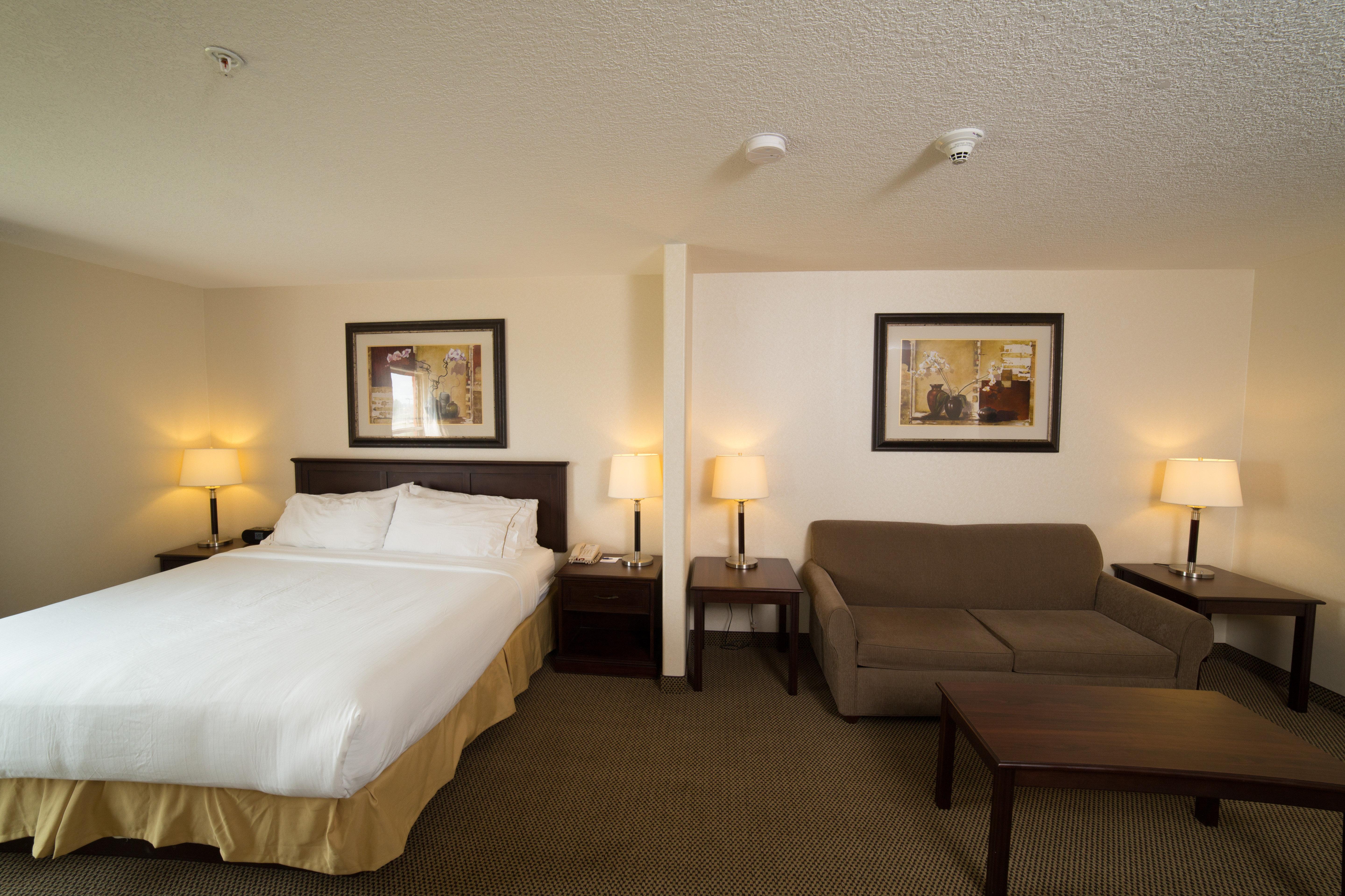 Holiday Inn Express & Suites Whitecourt By Ihg Exterior photo