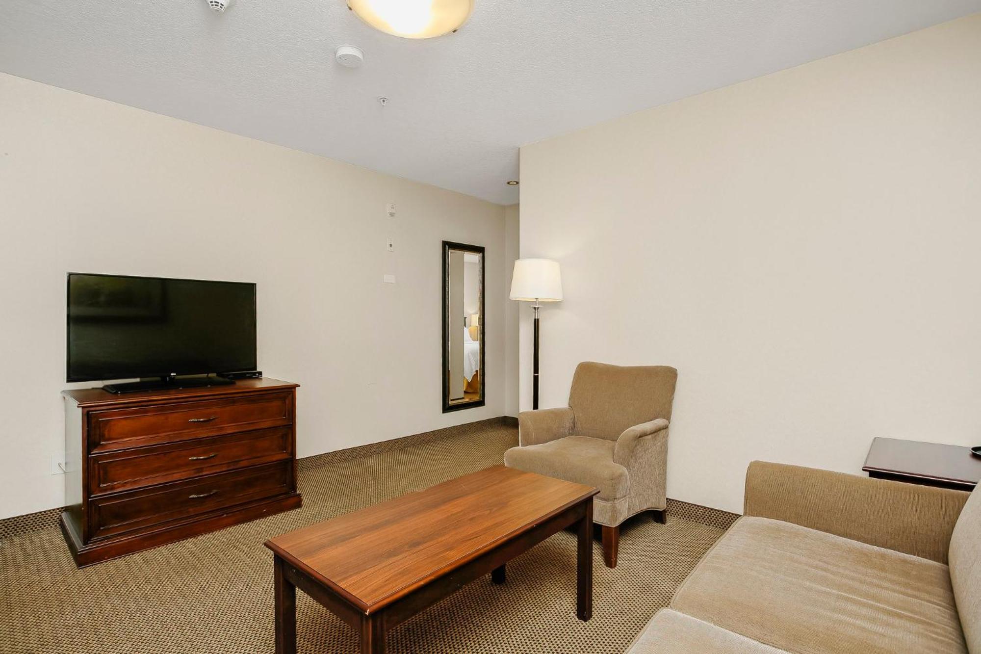 Holiday Inn Express & Suites Whitecourt By Ihg Exterior photo