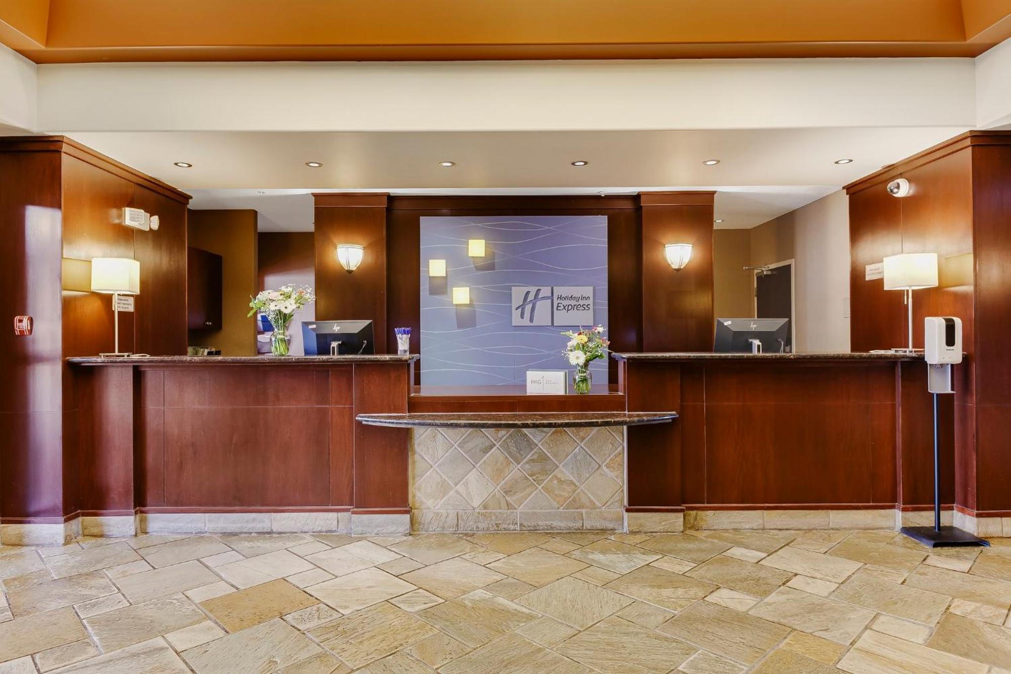 Holiday Inn Express & Suites Whitecourt By Ihg Exterior photo